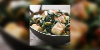 Wok de pousses d'épinards et de merlan