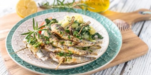 Brochettes de sardines aux peches
