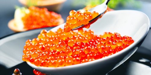 Verrines de perles du Japon et d-oeufs de saumon