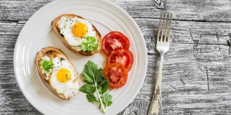 Œufs au plat, fines herbes, fromage 