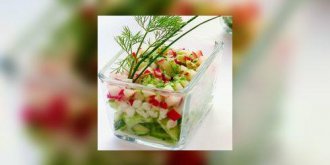 Salade de radis roses, concombre et roquette au parmesan