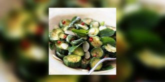 Salade de courgettes, pistaches, raisins, parme