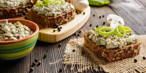 Terrine de poireaux et avocat, coulis de tomate