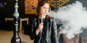Fumer la chicha ou la cigarette : quel est le pire ?