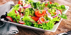 Salade de radis roses, concombre et roquette au parmesan