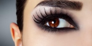 Un regard aux cils recourbes