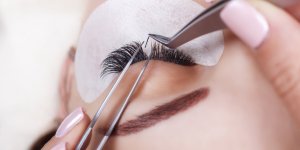 Extension de cils : attention aux poux !