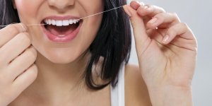 Brosse a dents, fil et brossette interdentaire, bain de bouche : comment bien les utiliser ?