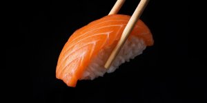 Incontinence, hallucinations, insomnie : elle mange un vieux sushi et sa vie devient un cauchemar