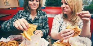 Adolescents et prise de poids : faut-il leur imposer un regime amaigrissant ?