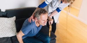 Isolement, chutes, depression : les signaux d’alerte qui doivent pousser a envisager une maison de retraite