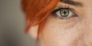 Cernes, poches, rides : 5 trucs pour booster votre regard !