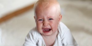 Pleurs du nourrisson : faut-il laisser bebe pleurer ?