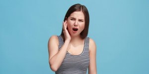 Bouchon dans l-oreille : 3 solutions pour l-enlever