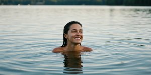 Baignade estivale : la naturopathie en renfort pour une peau sereine