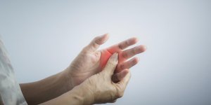 Douleur articulaire aux doigts : reconnaitre une arthrite