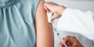 Vaccin contre le Covid : il peut provoquer des saignements vaginaux chez les femmes menopausees