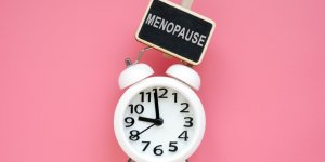 L’exposition aux produits chimiques PFAS declencherait la menopause plus tot