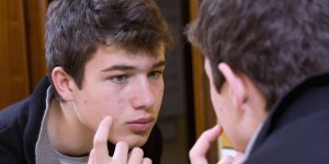 L’acne au masculin
