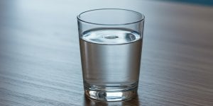 Eau du robinet: peut-on la boire en toute confiance?