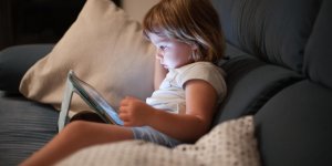 Ordinateur, television : 3 bonnes raisons de limiter les ecrans chez l-enfant