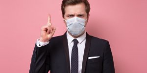 Masque anti COVID : vu comme un “signe de faiblesse”, les hommes rechignent a le porter