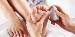 Cors au pied : les solutions pour s-en debarrasser