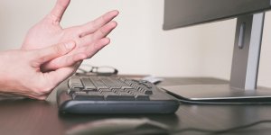 Douleur articulaire aux doigts : existe-t-il des traitements naturels ?