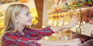 Pourquoi il faut eviter de donner des bonbons aux enfants