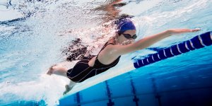 Pratique de la natation : l-utilite d-un bracelet connecte etanche