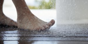 6 astuces pour ne pas avoir les pieds gonfles