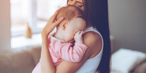 Conjonctivite de bebe : les soins au serum physiologique