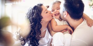 Coronavirus : est-ce que je peux embrasser mon enfant ?