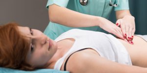 Quel est le role de la flore intestinale dans la maladie de Crohn ?