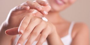 Ongles d-acier et mains de velours 