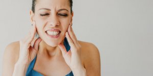 Machoire qui craque : les causes possibles
