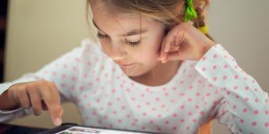 Pourquoi et comment proteger les yeux des enfants face a un ecran ?