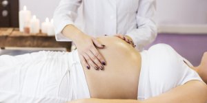 Un bebe retire de l-uterus pour etre soigne puis replace pour la fin de la grossesse 