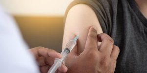 Cancer du col de l’uterus : l’OMS rappelle que le vaccin est "sur et efficace"