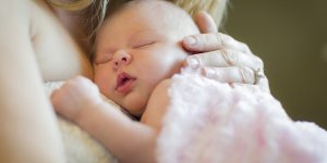 Quand ils sont caresses, les bebes ressentent moins la douleur