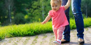 Marcher pieds nus ameliorerait la motricite de l’enfant