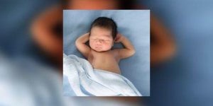 L’emmaillotage entrave le bon developpement des bebes