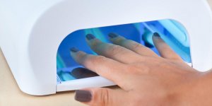 Vernis gel et faux ongles : alerte sur un risque d’allergie