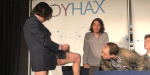 Herpes : un specialiste s’injecte un medicament non approuve en direct