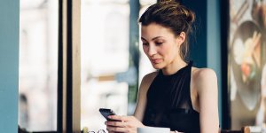 Smartphone : les femmes seraient plus victimes des douleurs cervicales