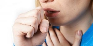 Une femme se brise une cote a force de tousser