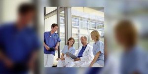 Les blouses blanches vehiculent les microbes de patient en patient