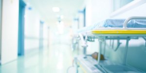 Une femme meurt sur un brancard 12h apres son arrivee aux urgences