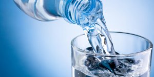 Eau plate ou eau petillante : quel est le bon choix pour ma sante ? 