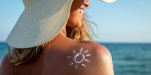 Juin jaune : les 6 regles d’or des dermatologues pour se proteger du soleil